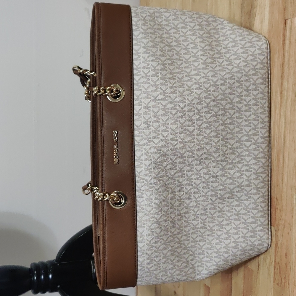 Mk Shania Large EW Chain Tote Vanilla and gold hardware Gold tone logo hardware